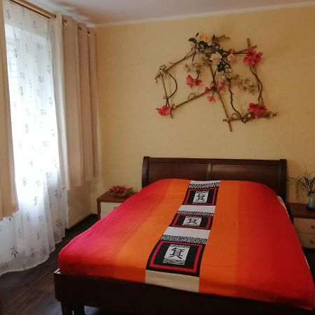 Isida Hotel: Near Zhuliany Airport and Beresteiska Metro Kyiv Exterior photo